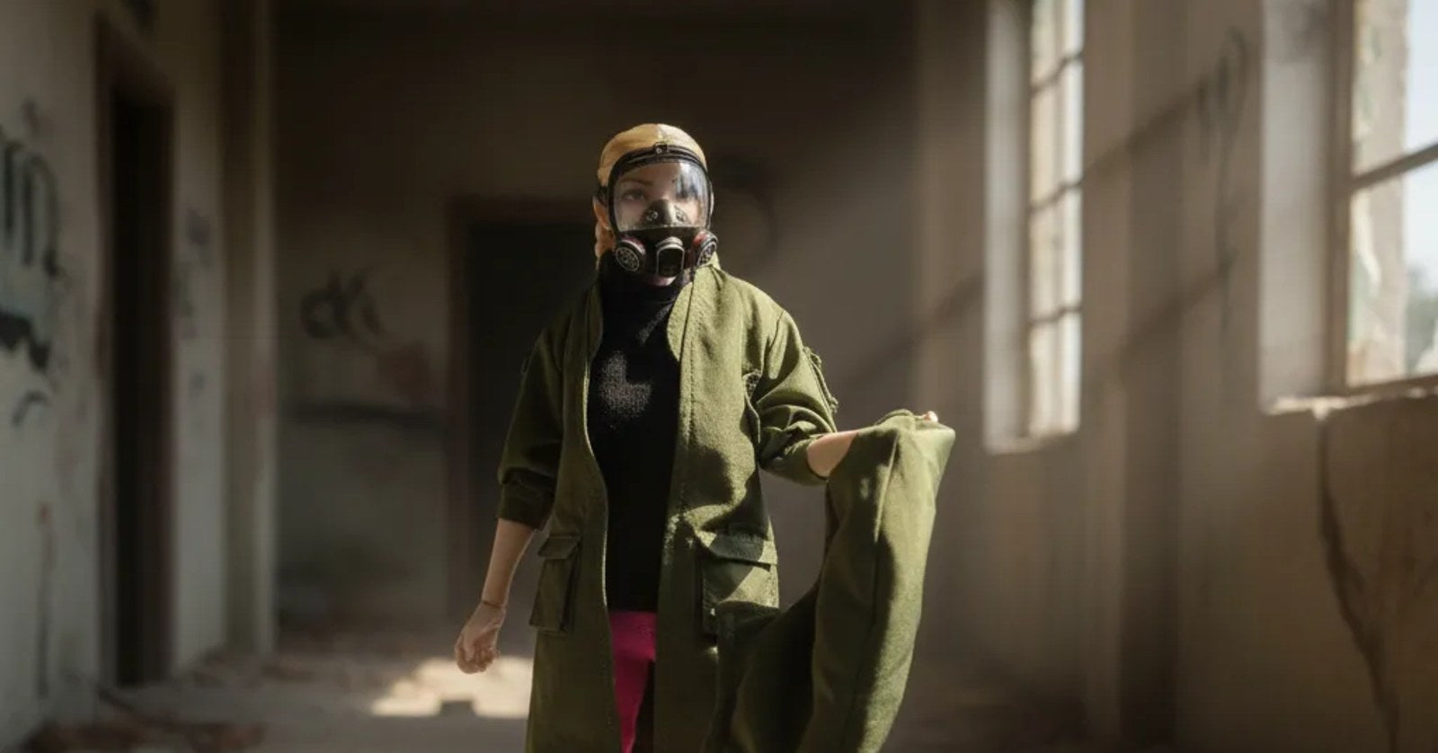 Figura kitbash de The Backroom Pop con máscara antigás y abrigo militar en un edificio abandonado