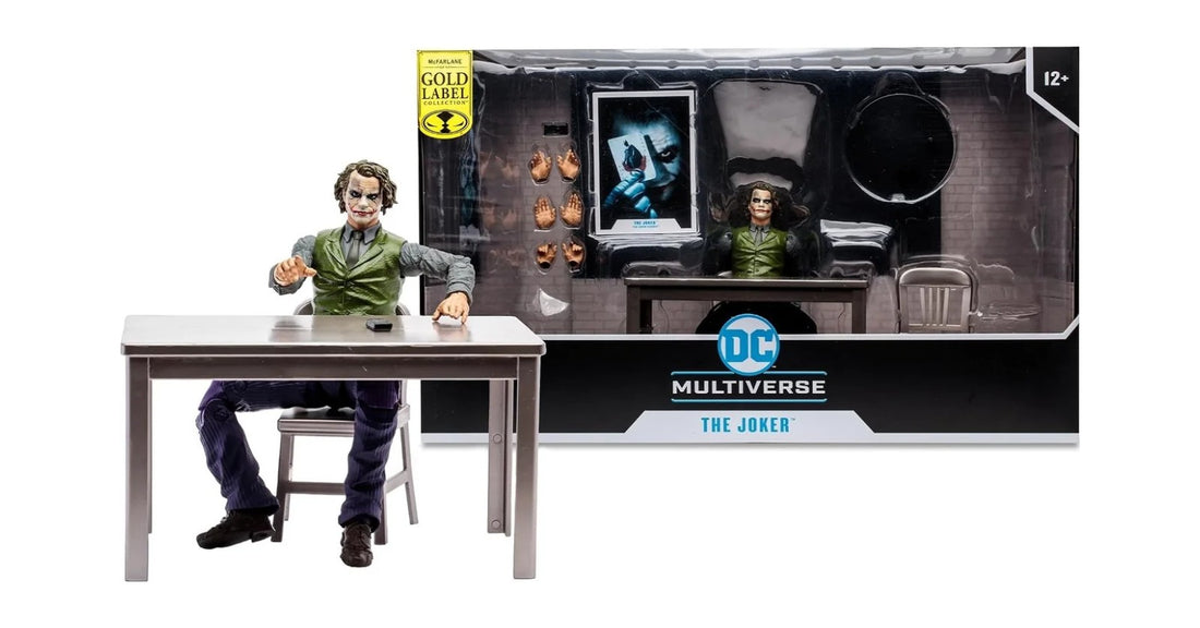 The Joker Interrogation Room Pack con mesa y sillas, McFarlane DC Multiverse Gold Label