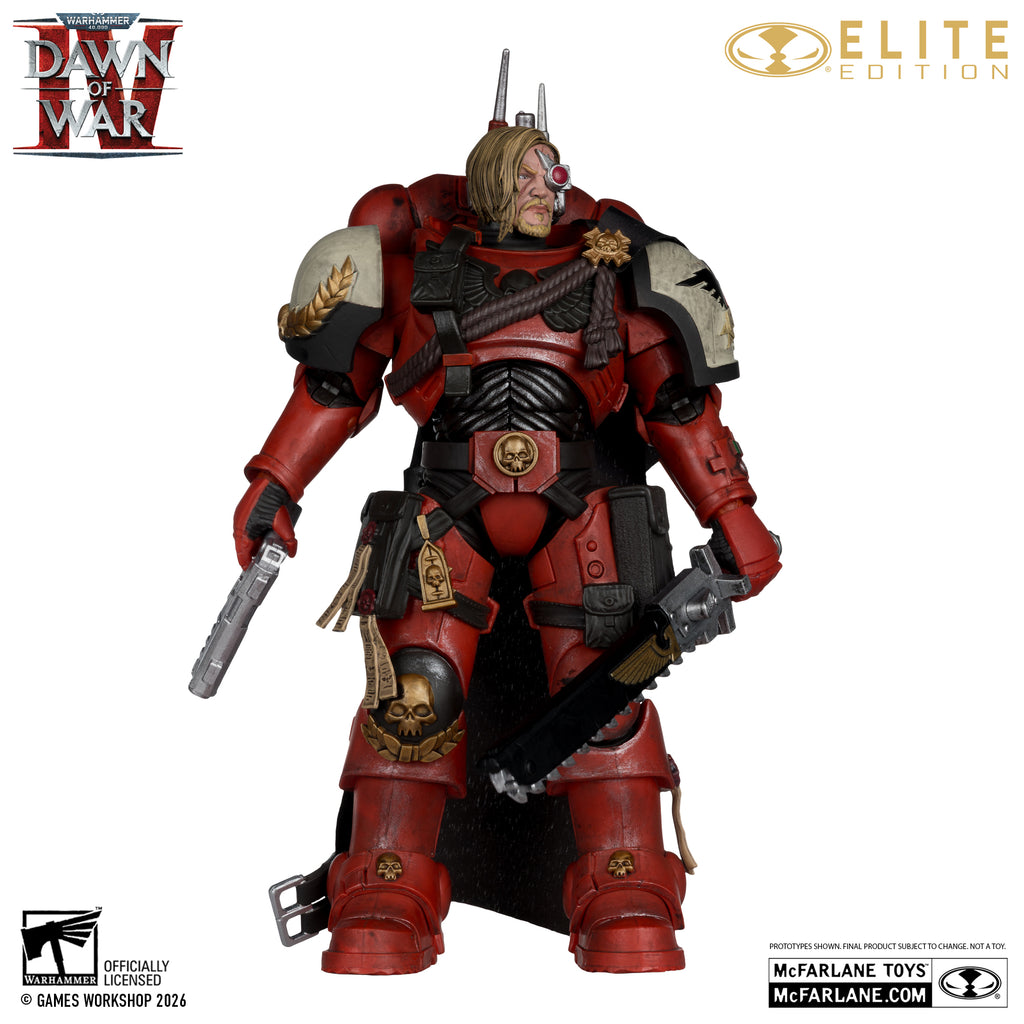Capitán Cyrus de cuerpo entero con la servoarmadura roja de los Blood Ravens y la espada sierra al costado