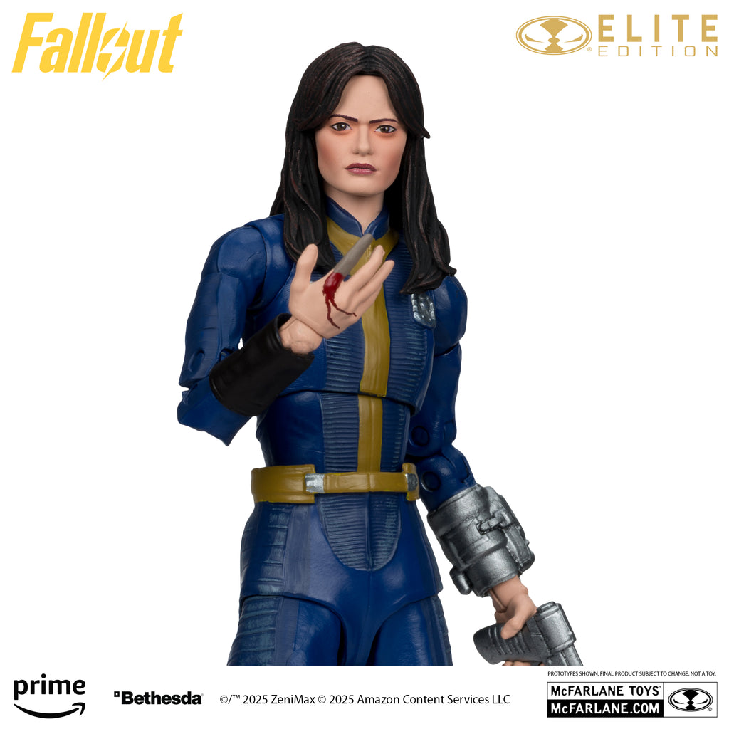 Torso de Lucy MacLean con la mano ensangrentada levantada y el Pip-Boy en el brazo