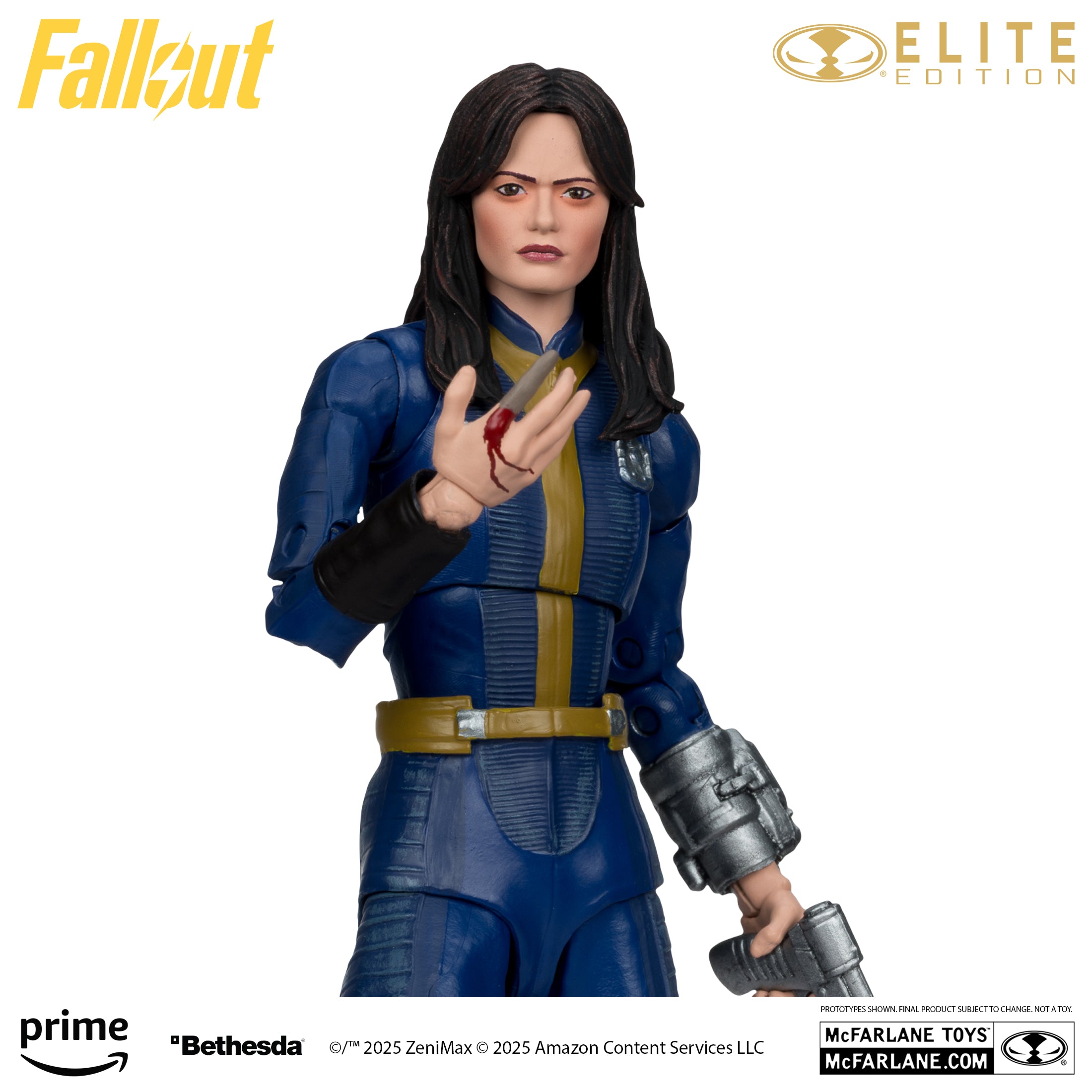 Torso de Lucy MacLean con la mano ensangrentada levantada y el Pip-Boy en el brazo