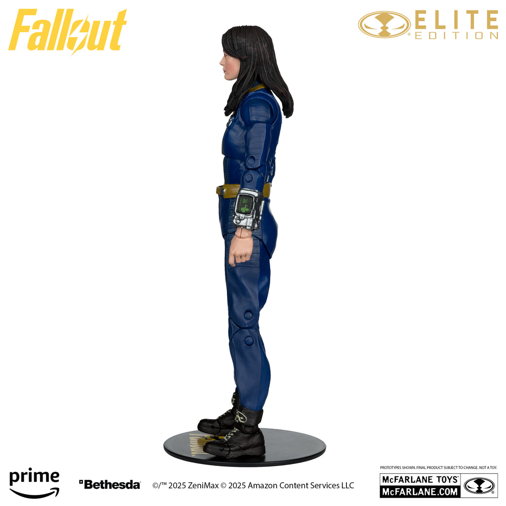 Lucy MacLean vista de perfil sobre su base, con el Pip-Boy en el antebrazo