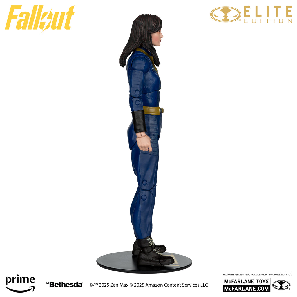 Lucy MacLean de frente sobre su base circular, con el Pip-Boy en el brazo y el perro al costado