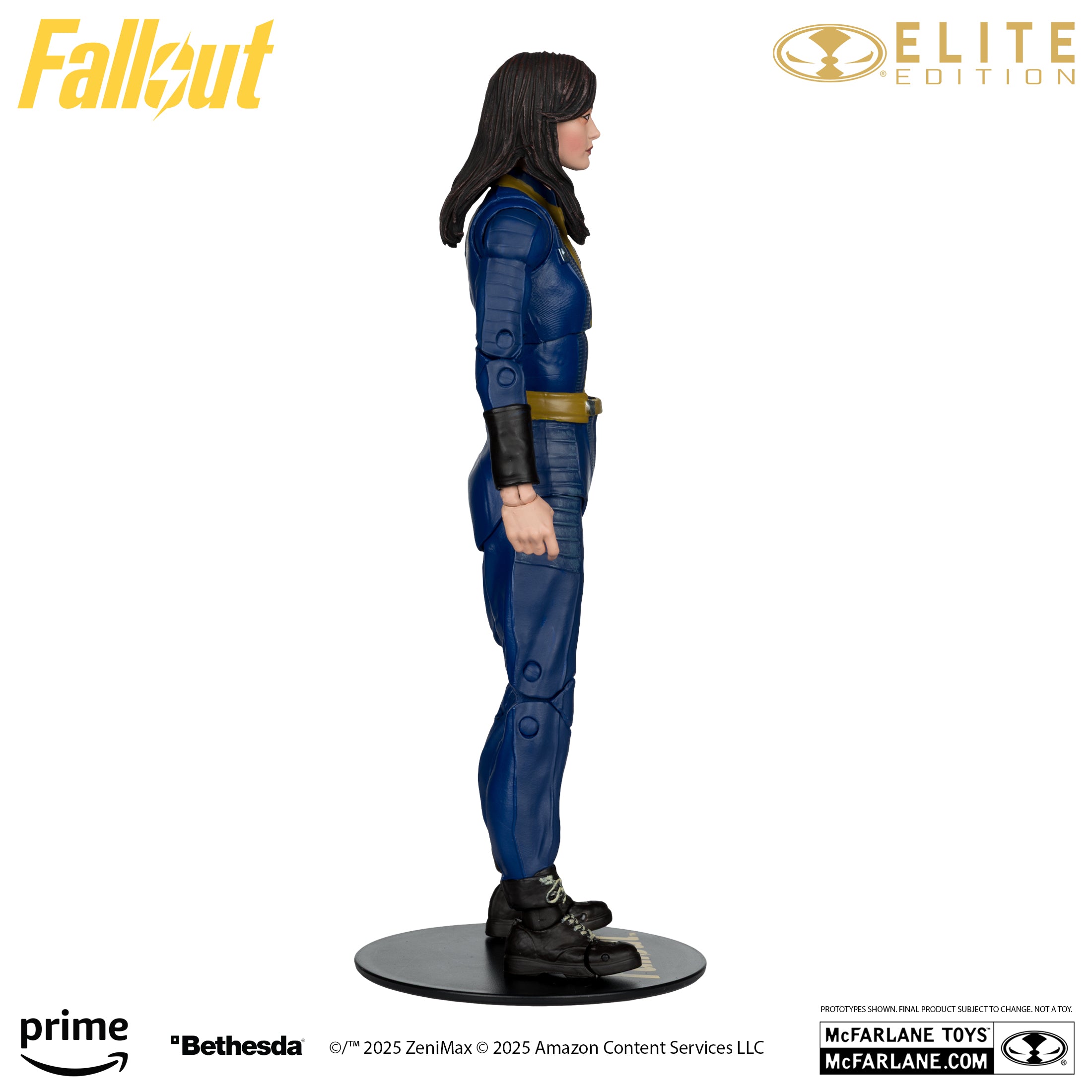 Lucy MacLean de frente sobre su base circular, con el Pip-Boy en el brazo y el perro al costado