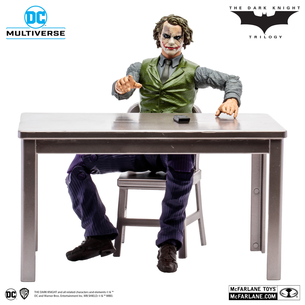 The Joker sin abrigo, con camisa arremangada y chaleco verde, de cuerpo entero
