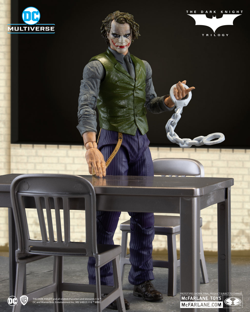 Escena del interrogatorio montada con la mesa, las sillas y la figura del Joker
