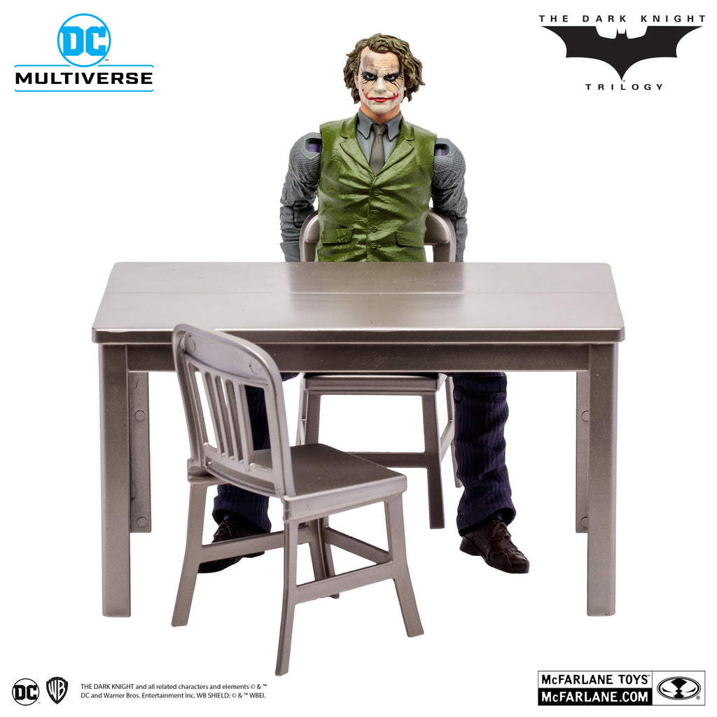 The Joker con las esposas puestas, accesorio incluido en el pack