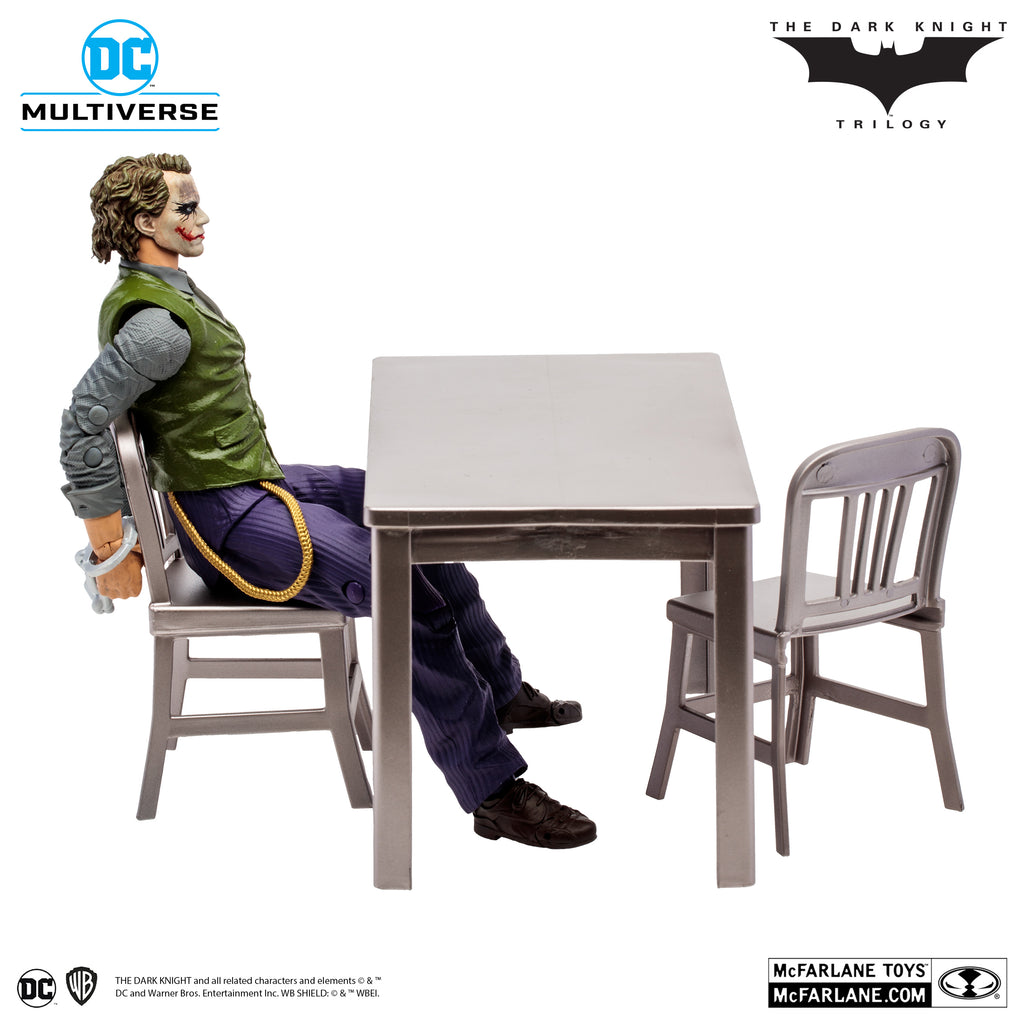 The Joker de perfil, con el chaleco y la corbata a detalle