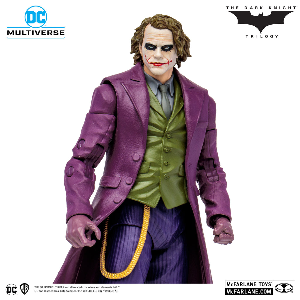 The Joker de The Dark Knight de cuerpo entero, con el abrigo morado y el chaleco verde