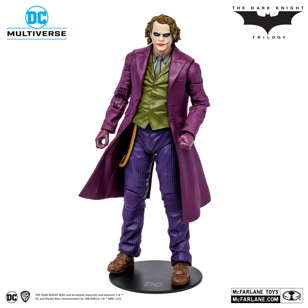 The Joker de perfil, con el abrigo largo y el chaleco a detalle