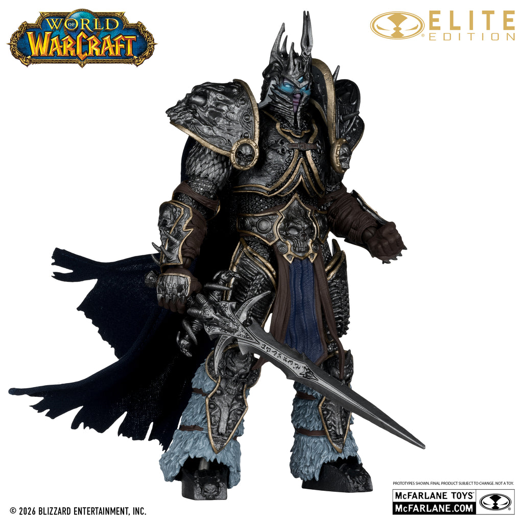 The Lich King de cuerpo entero con la armadura oscura, la capa de tela y Frostmourne desenvainada