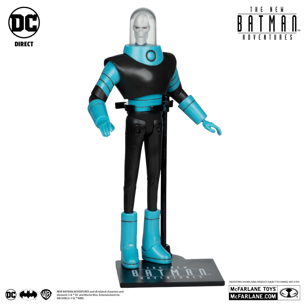 Mr. Freeze de cuerpo entero de frente, con la cúpula de cristal y el traje turquesa
