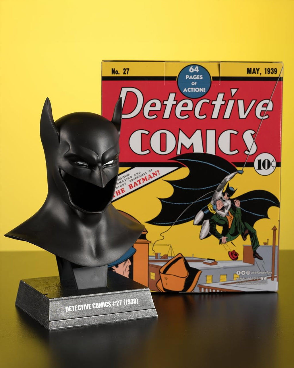 Réplica de capucha de Batman 1ª aparición junto a su caja con arte de Detective Comics #27 de 1939