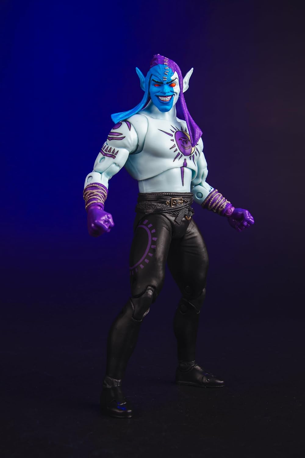 Eclipso sobre fondo azul oscuro, iluminado en morado