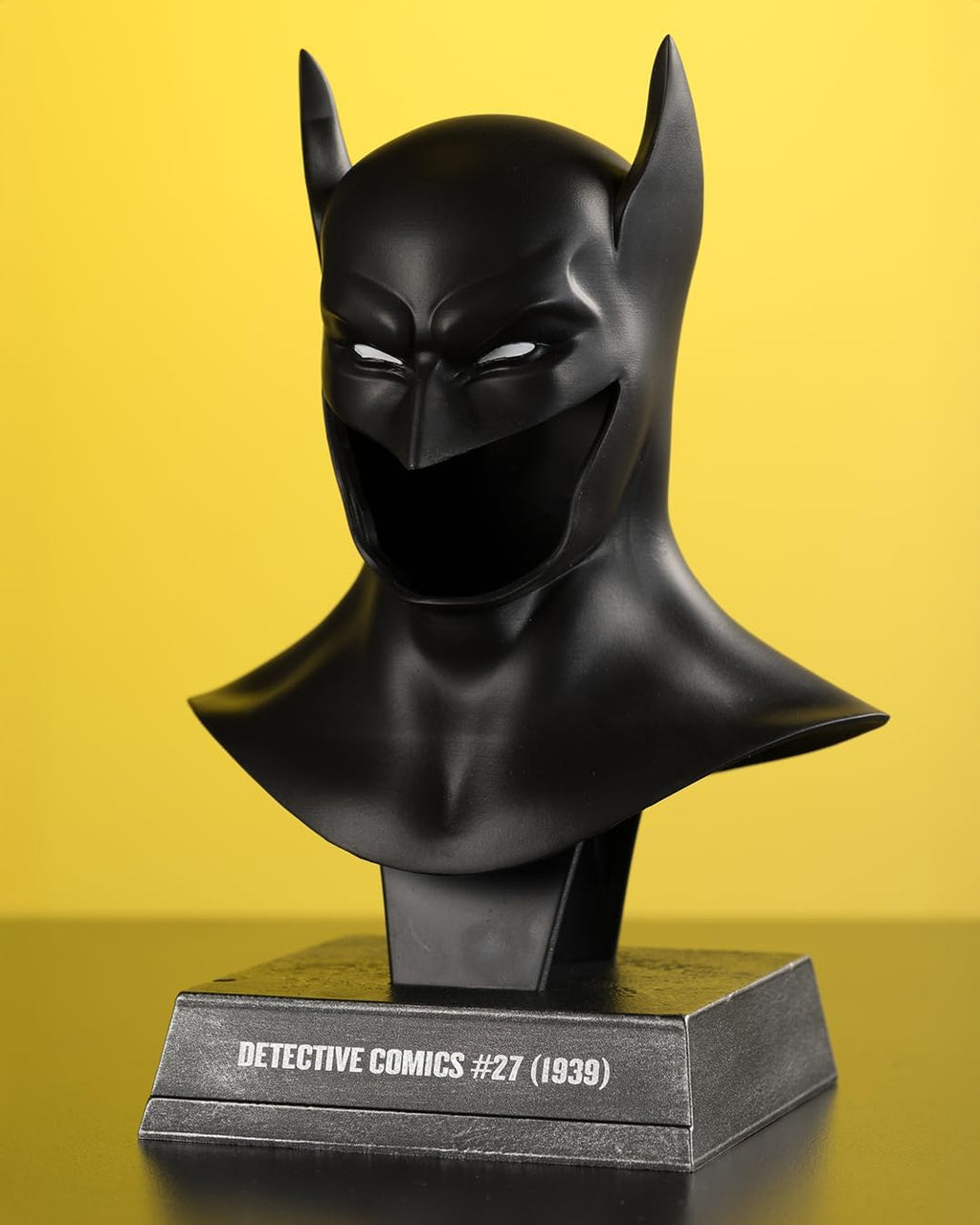 Réplica de capucha de Batman 1ª aparición, detalle del rostro y los ojos en blanco