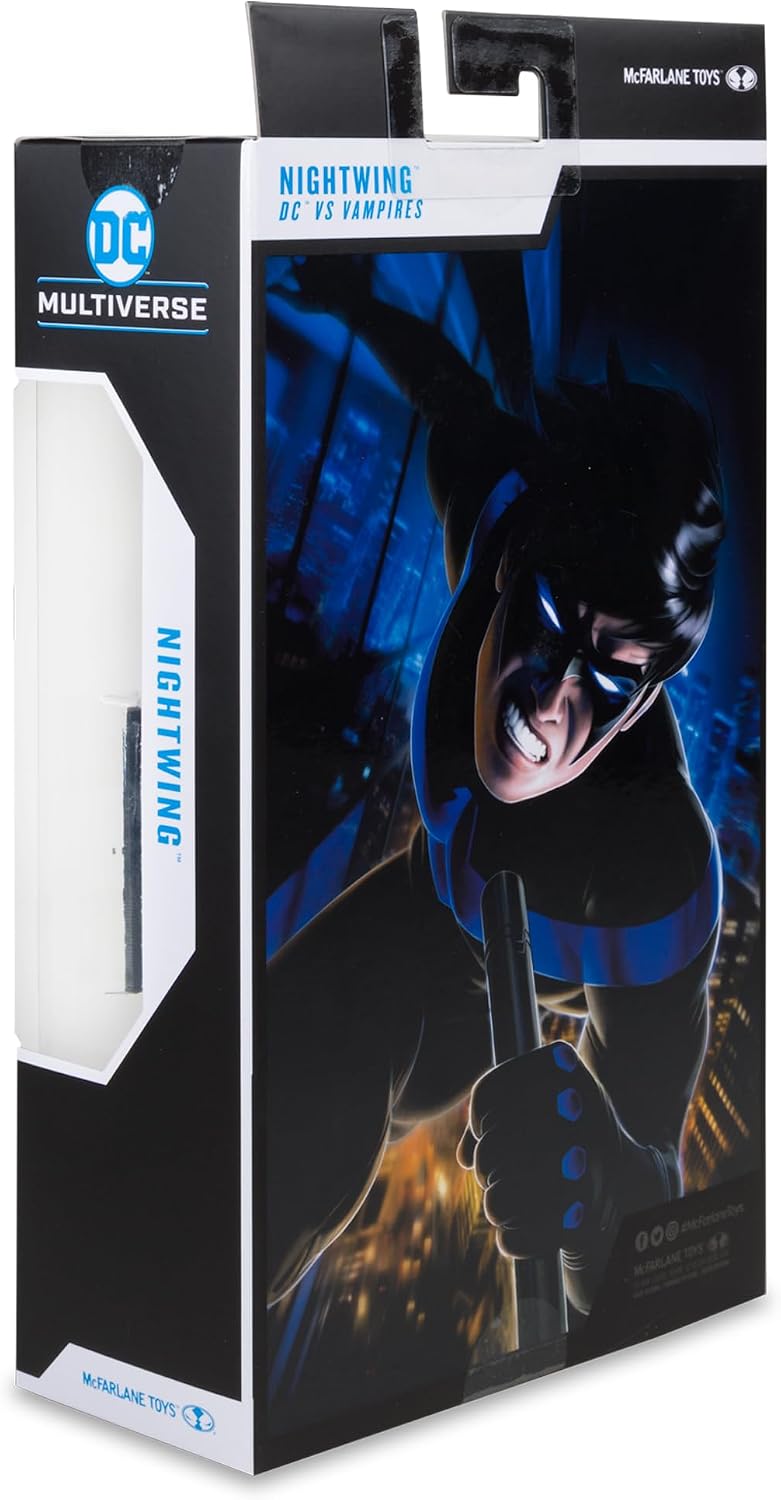 Nightwing vampiro de cuerpo entero, con los dos bastones de combate