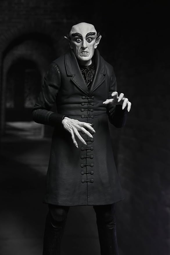 Conde Orlok NECA de cuerpo entero con las manos alzadas y las uñas largas