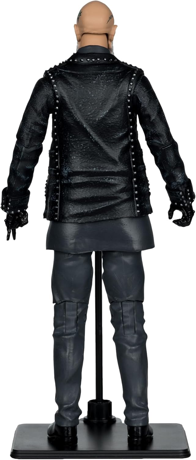 Rob Halford visto de perfil, con la chaqueta larga y los guantes