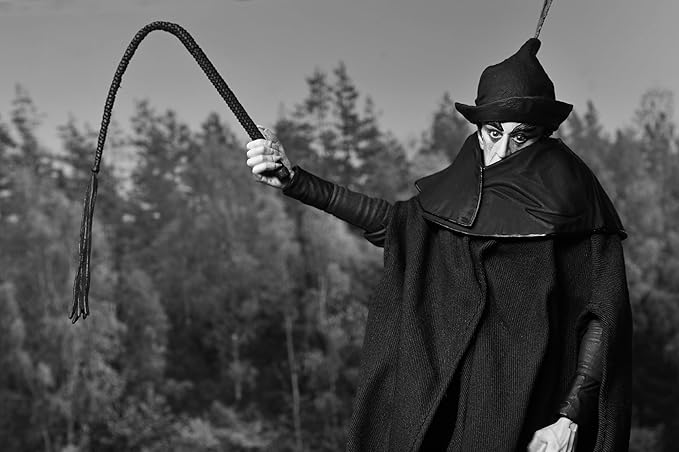 Conde Orlok NECA con la capa y el sombrero de tela, sosteniendo el látigo