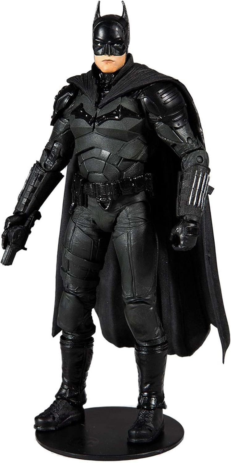 Batman de The Batman 2022 visto de perfil, con la capa cayendo