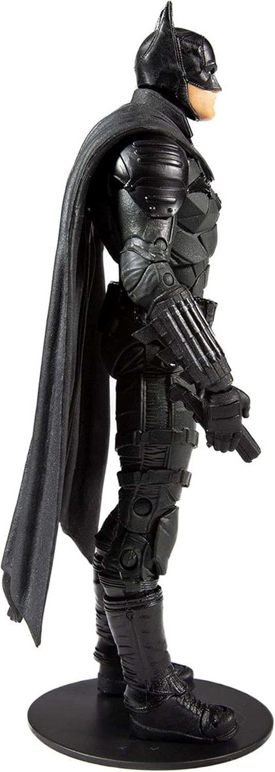 Batman de The Batman 2022 visto de espaldas, con la capa de tela extendida