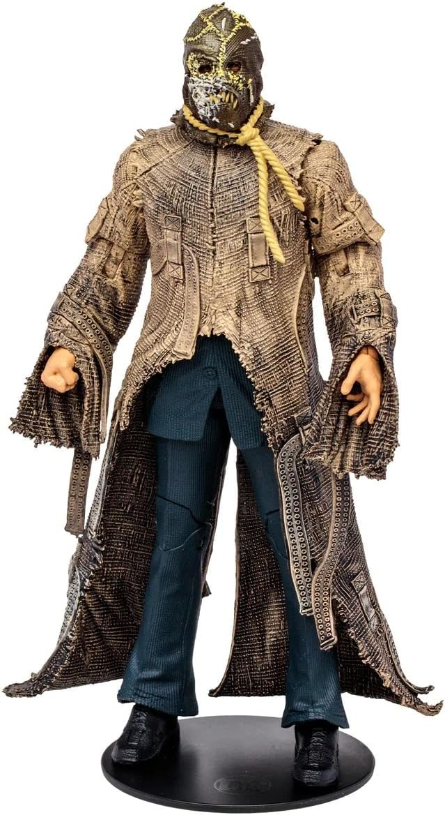 Scarecrow McFarlane DC Multiverse de frente sobre su base
