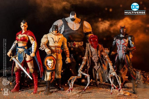 Las cuatro figuras del set Last Knight on Earth de McFarlane DC Multiverse en escena — Wonder Woman, Batman, Scarecrow y Omega junto a Bane armado