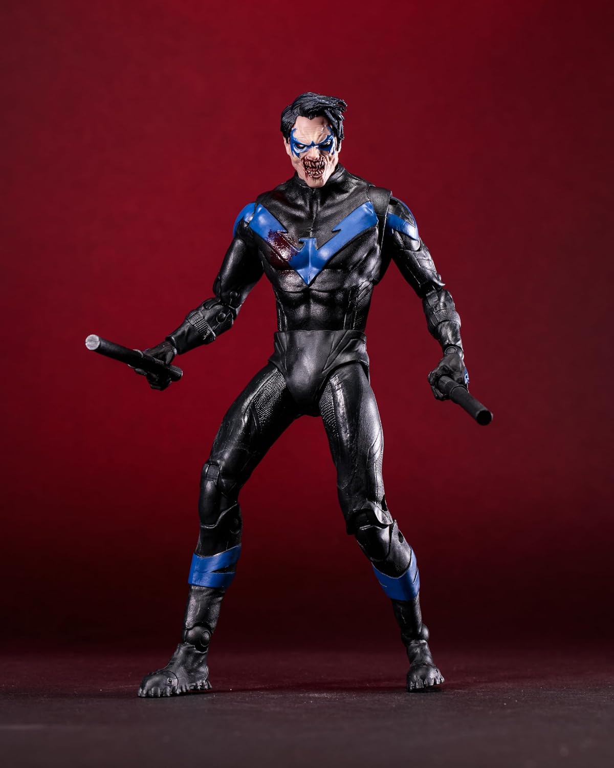Nightwing vampiro de cuerpo entero sobre su base circular