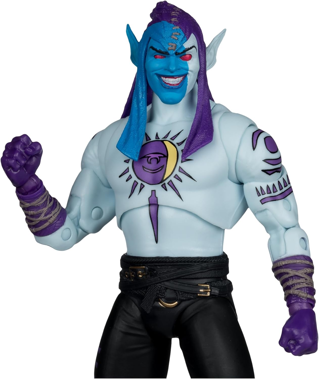 Acercamiento al torso de Eclipso con el diamante y el emblema lunar en el pecho