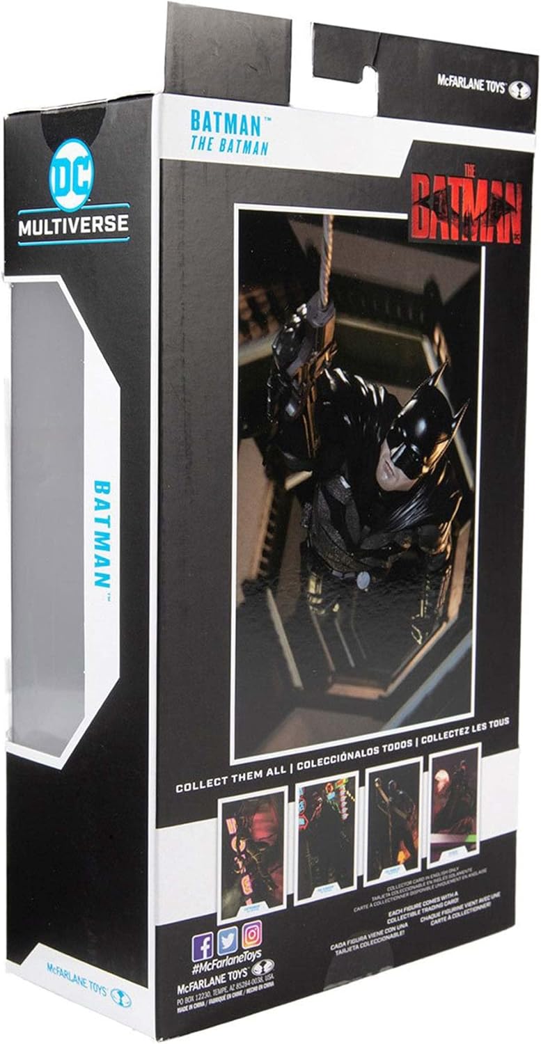 Batman de The Batman 2022 de frente, con el emblema de placas sobre el pecho