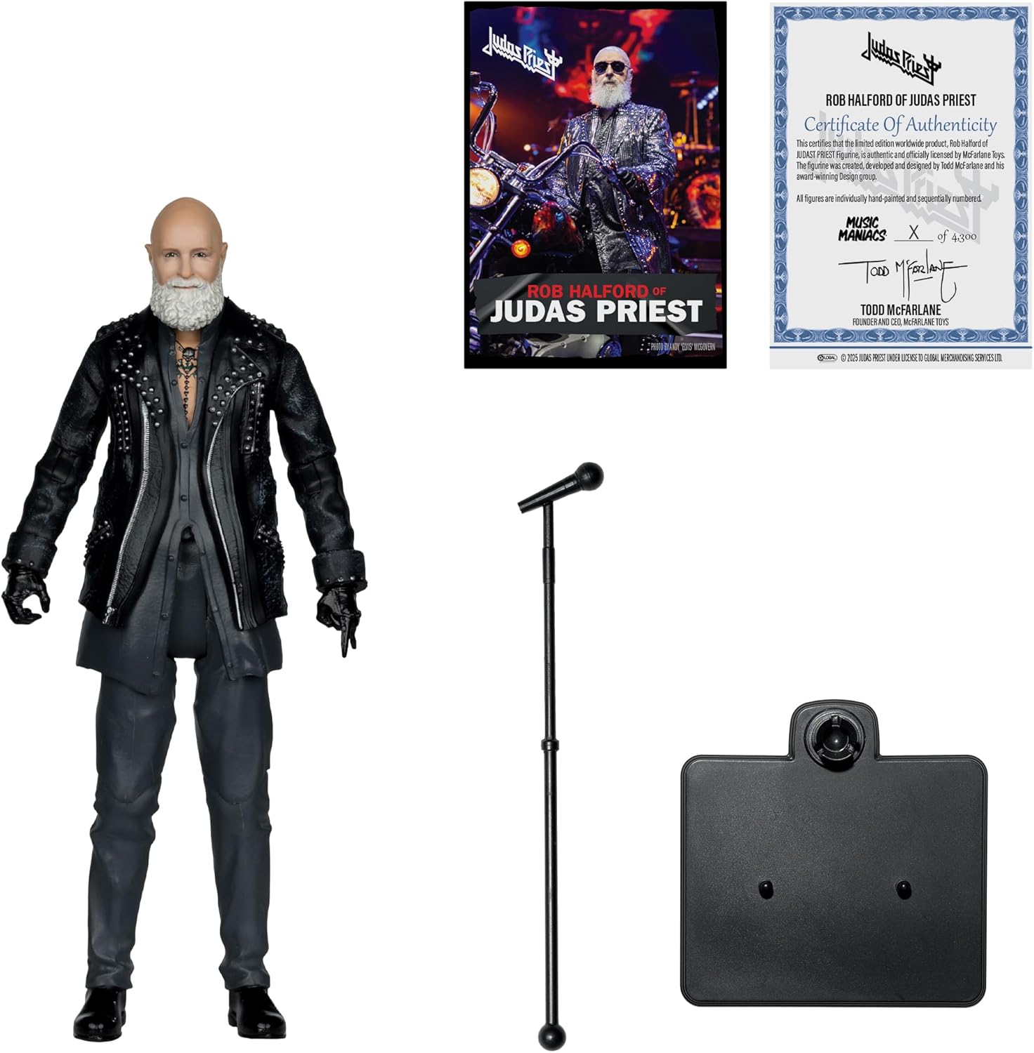 Rob Halford montado en el pedestal de micrófono, de cuerpo entero