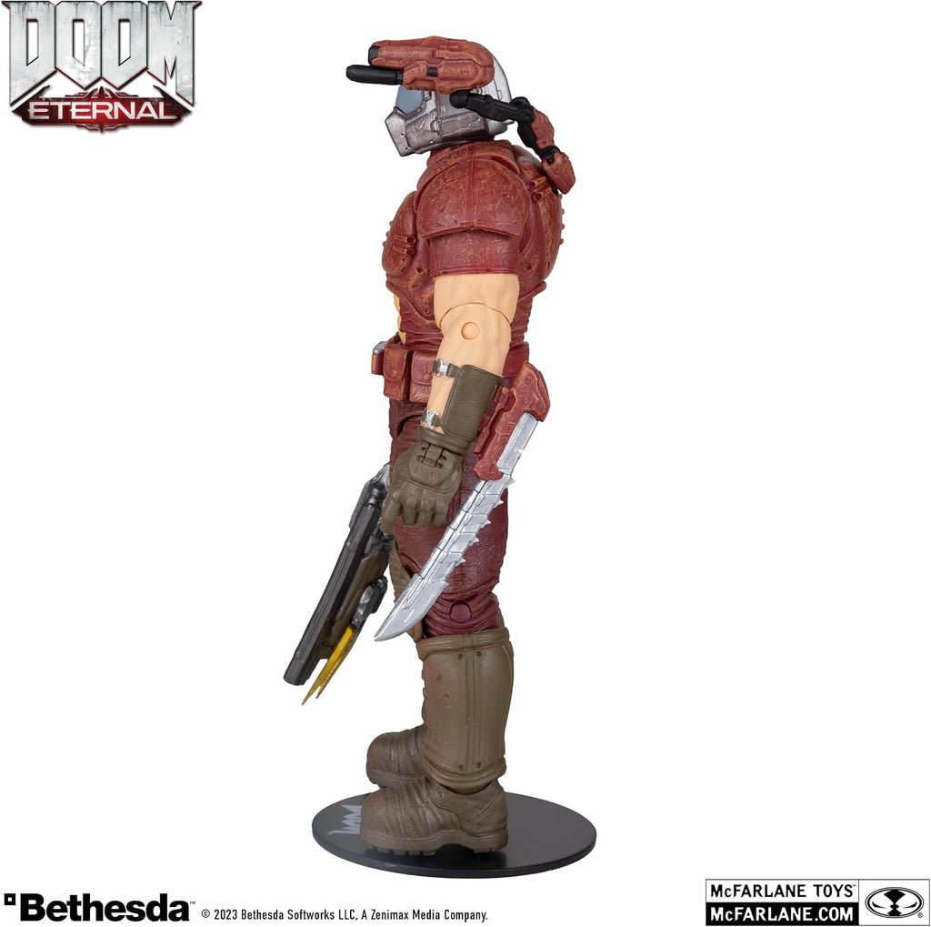 Doom Slayer Red Gold Label McFarlane, perfil izquierdo con cuchilla de brazo
