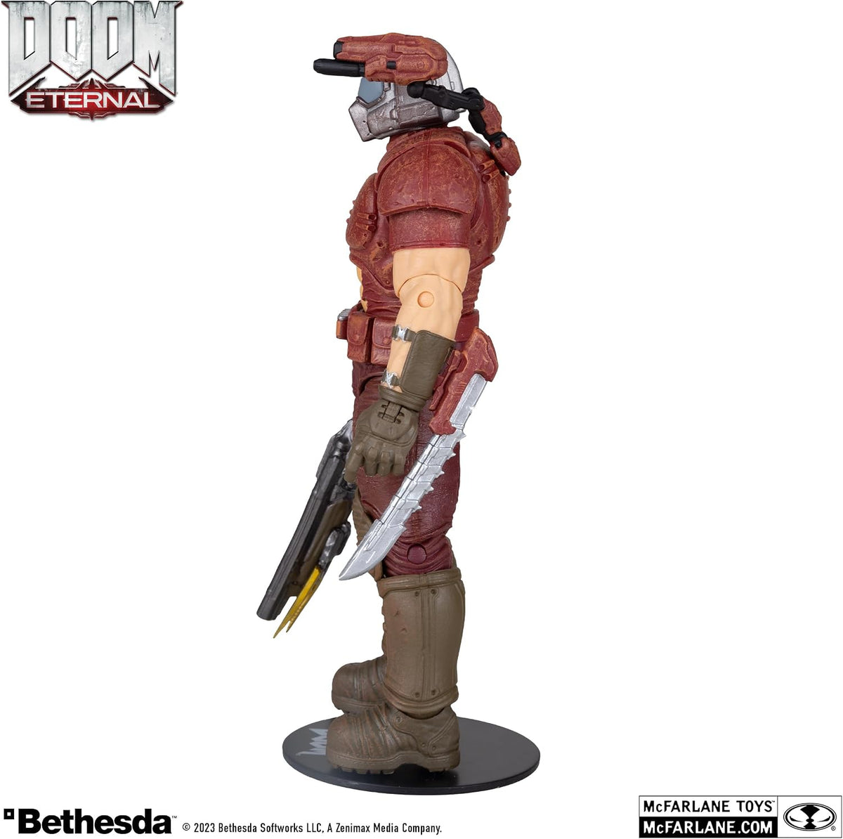 Doom Slayer Red Gold Label McFarlane, perfil izquierdo con cuchilla de brazo