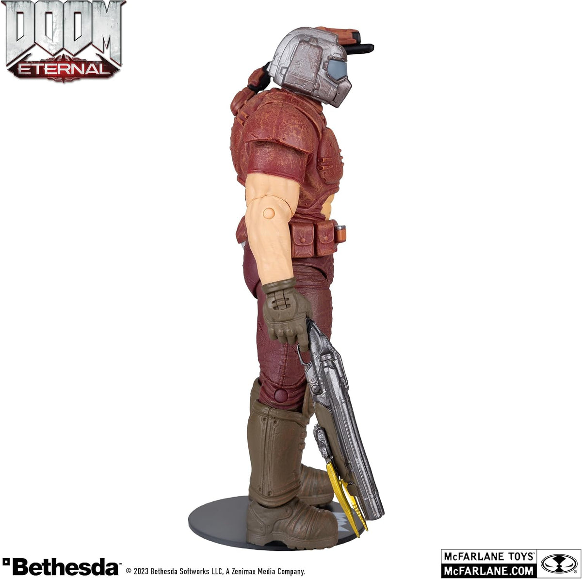 Doom Slayer Red Gold Label McFarlane, perfil derecho sobre su base