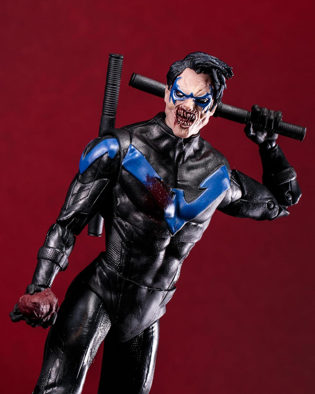 Retrato de Nightwing vampiro con el bastón al hombro, vista ambientada en rojo