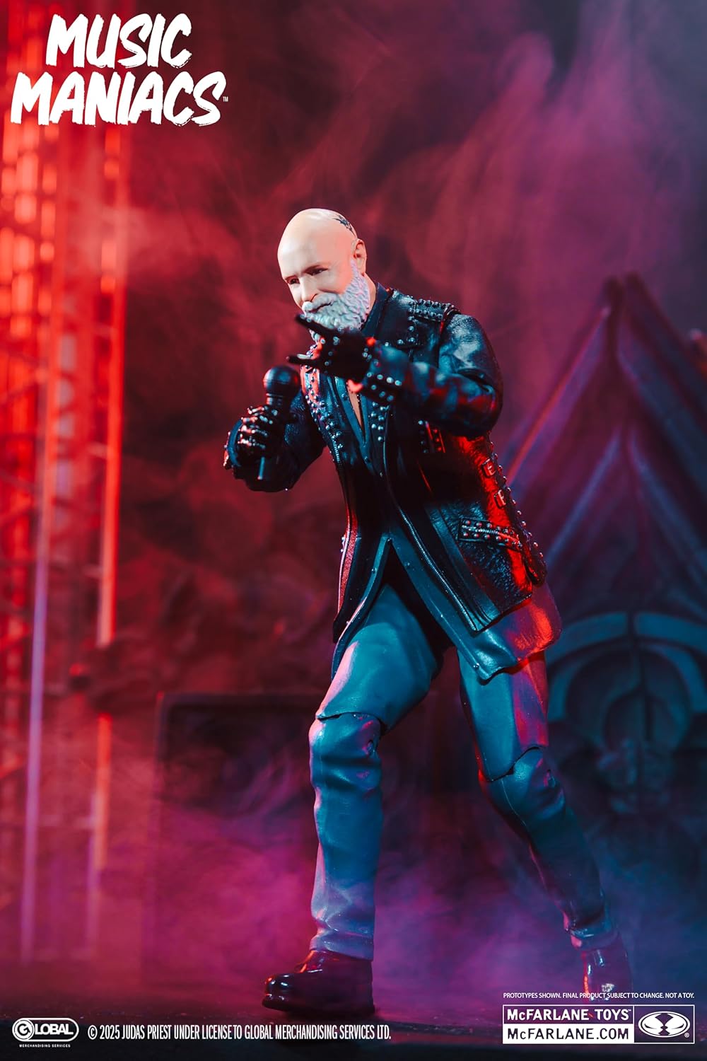 Rob Halford cantando con el micrófono, vista ambientada con luces de concierto