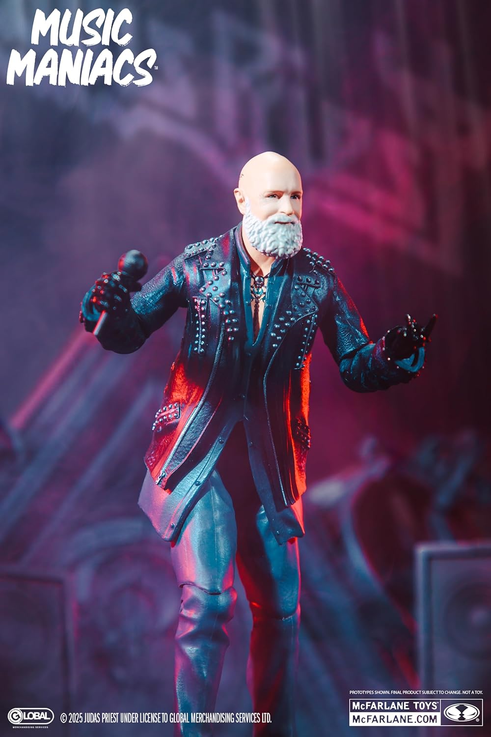 Rob Halford en pose de escenario con el micrófono en la mano, vista ambientada