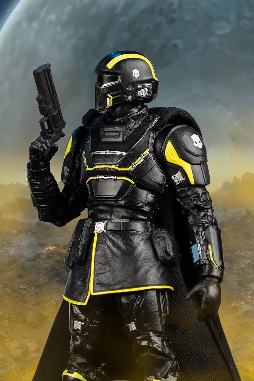 Torso del B-01 Tactical con la pistola en alto y el casco a detalle