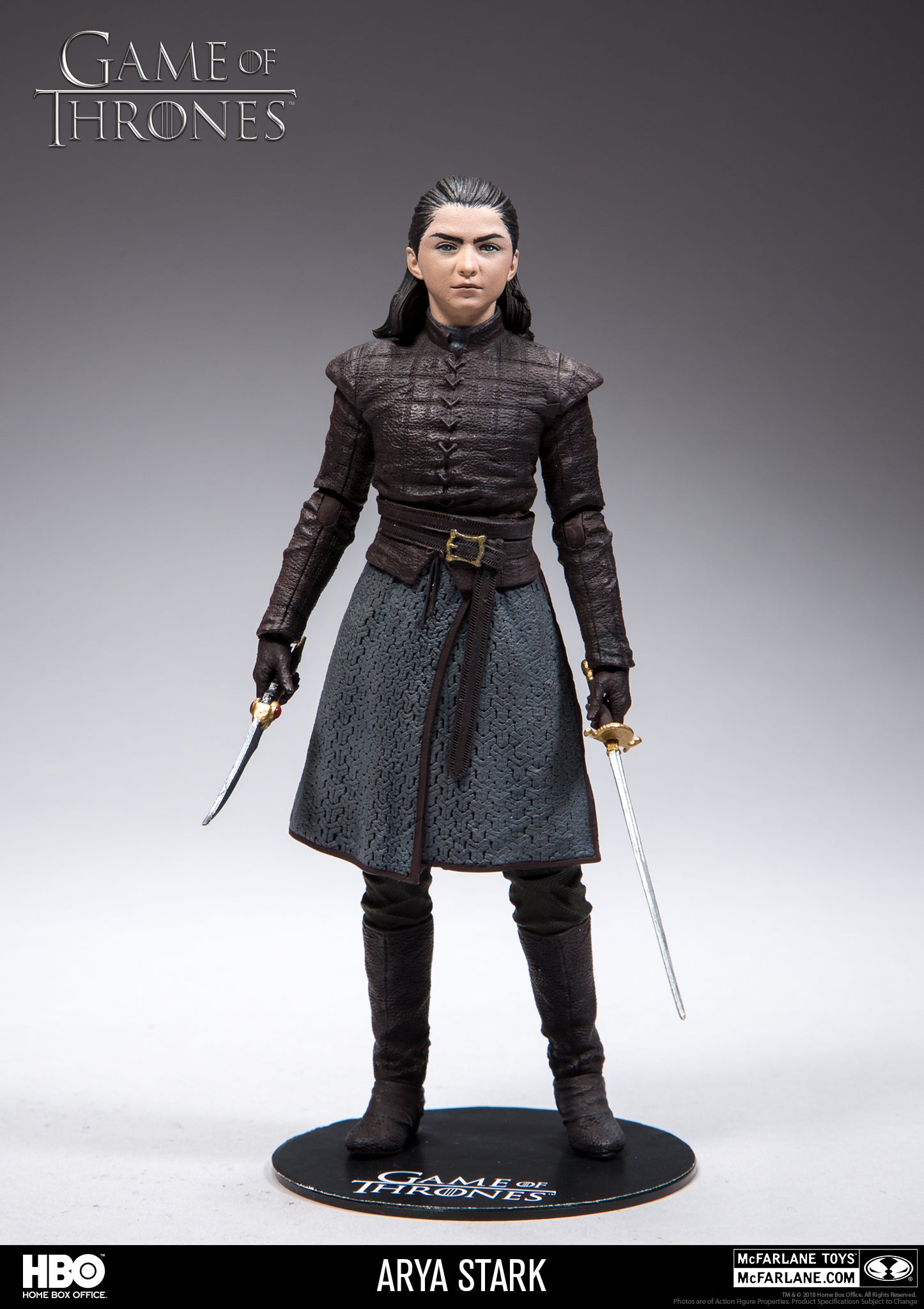 Arya Stark de frente sobre su base con el logotipo de Game of Thrones