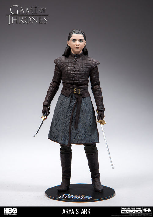 Arya Stark de frente sobre su base con el logotipo de Game of Thrones