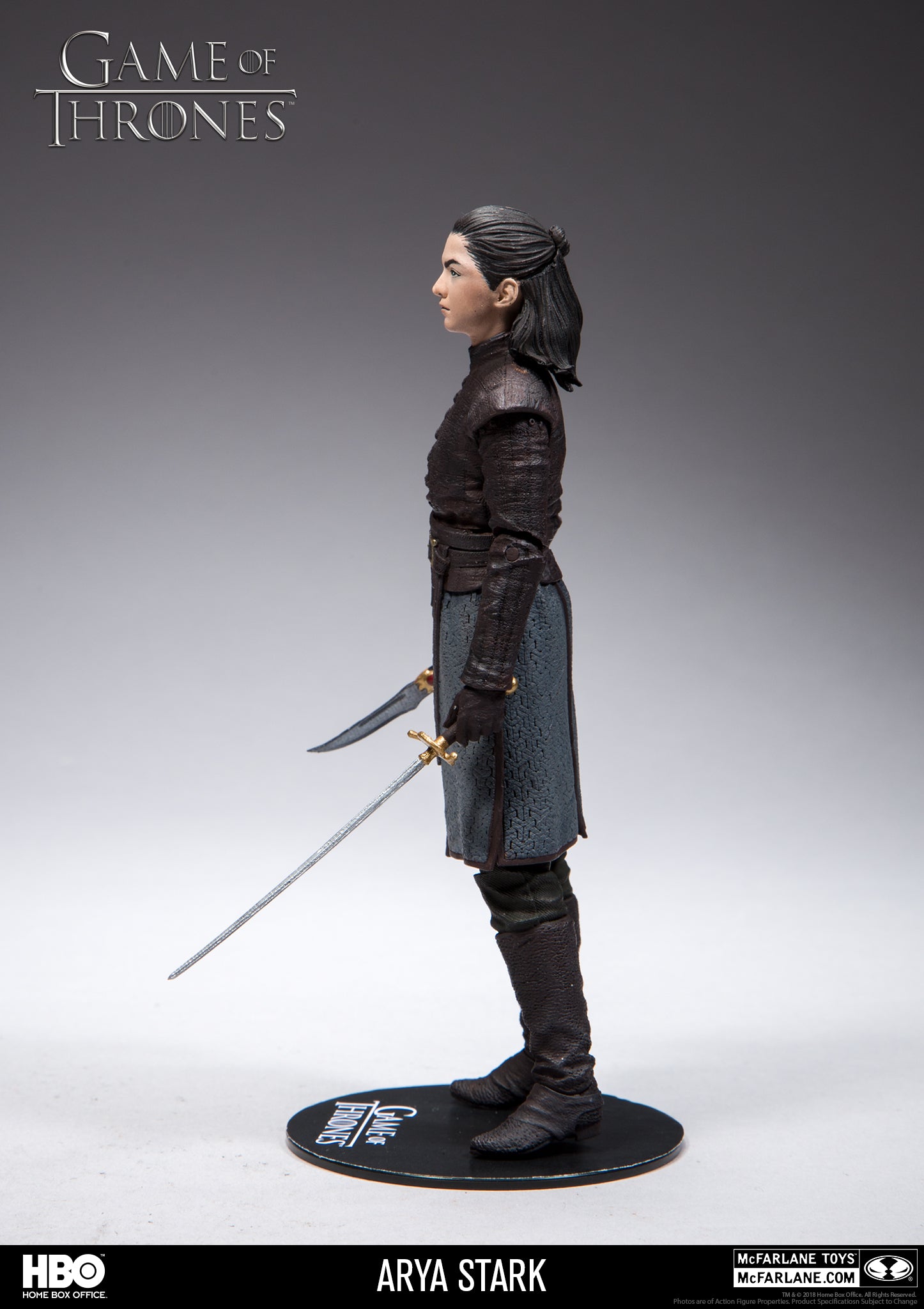 Arya Stark de perfil, con Aguja envainada al costado