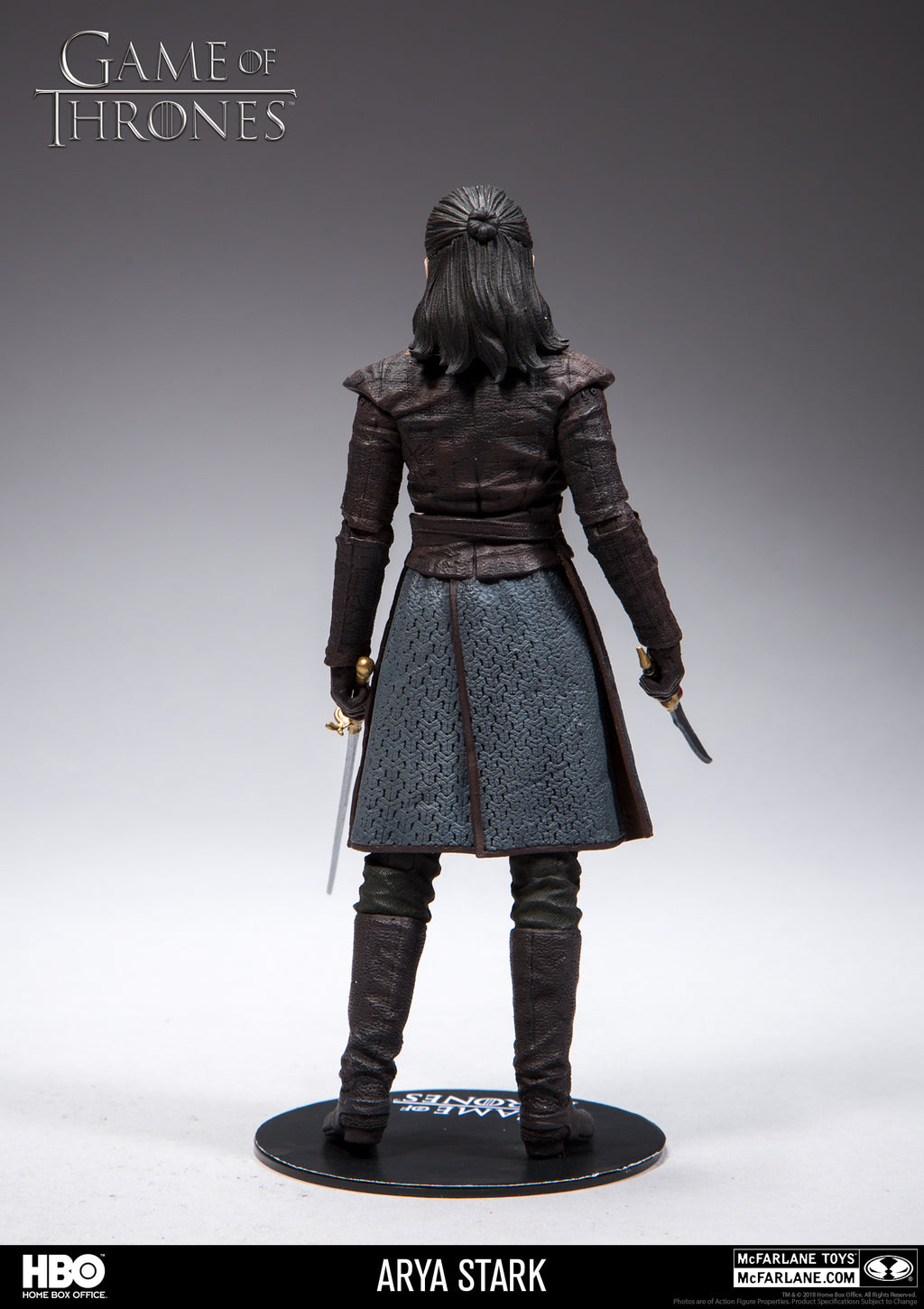 Arya Stark vista del costado opuesto, con la daga al cinto