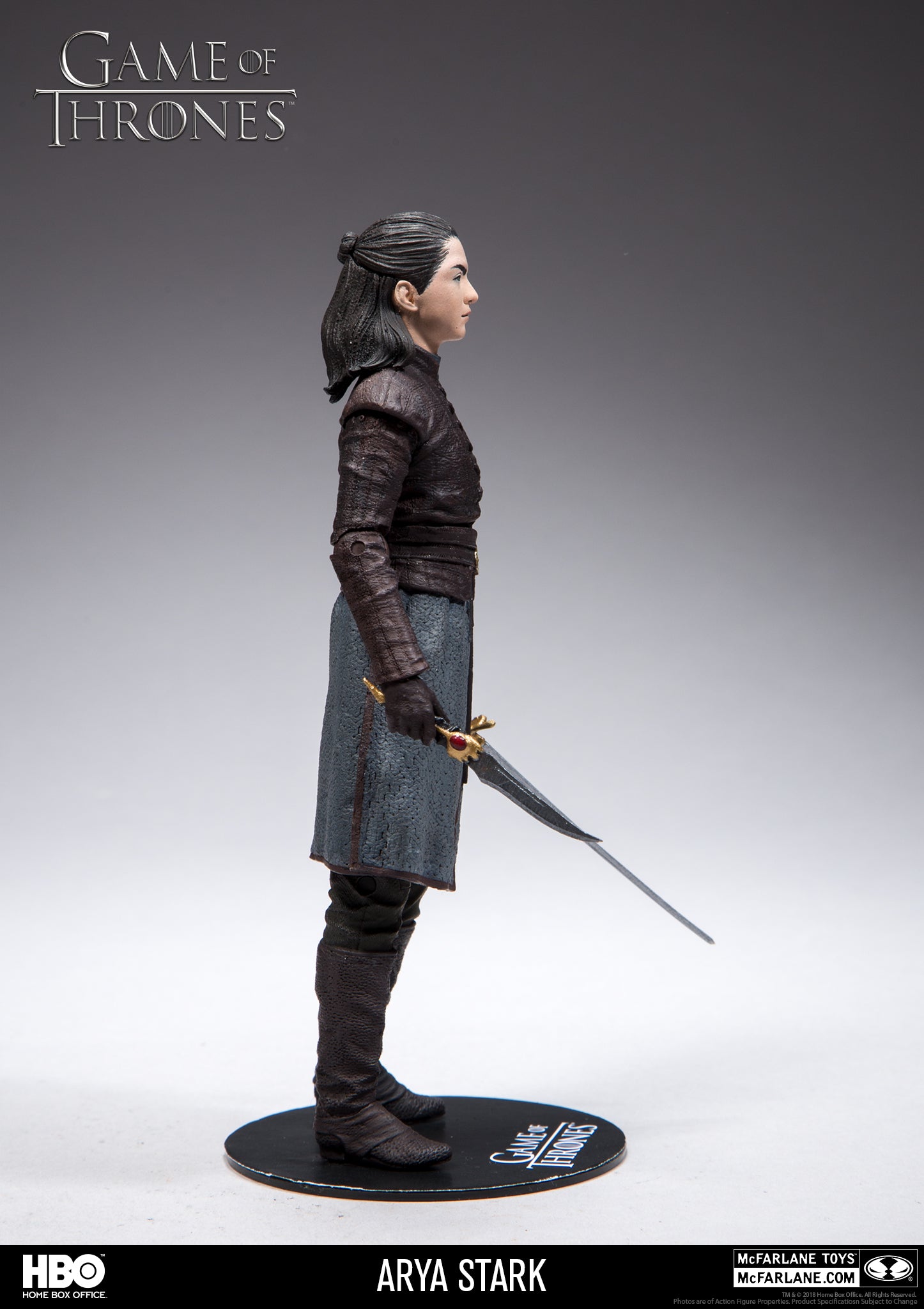 Arya Stark vista de espaldas, con el jubón de cuero y la falda gris