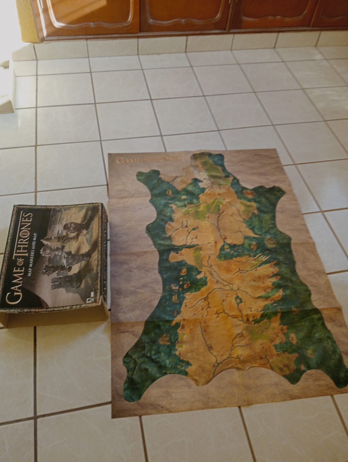 Dark Horse Deluxe Game of Thrones Mapa con Marcadores de Madera con Motivos de Las Casas (Caja con Detalles)