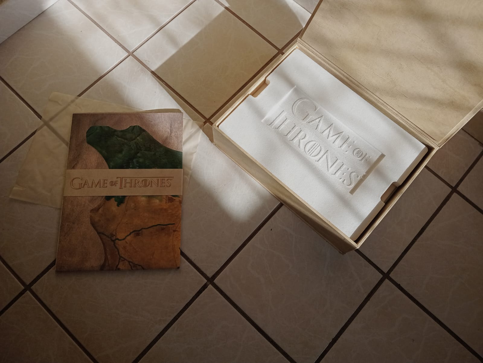 Dark Horse Deluxe Game of Thrones Mapa con Marcadores de Madera con Motivos de Las Casas (Caja con Detalles)