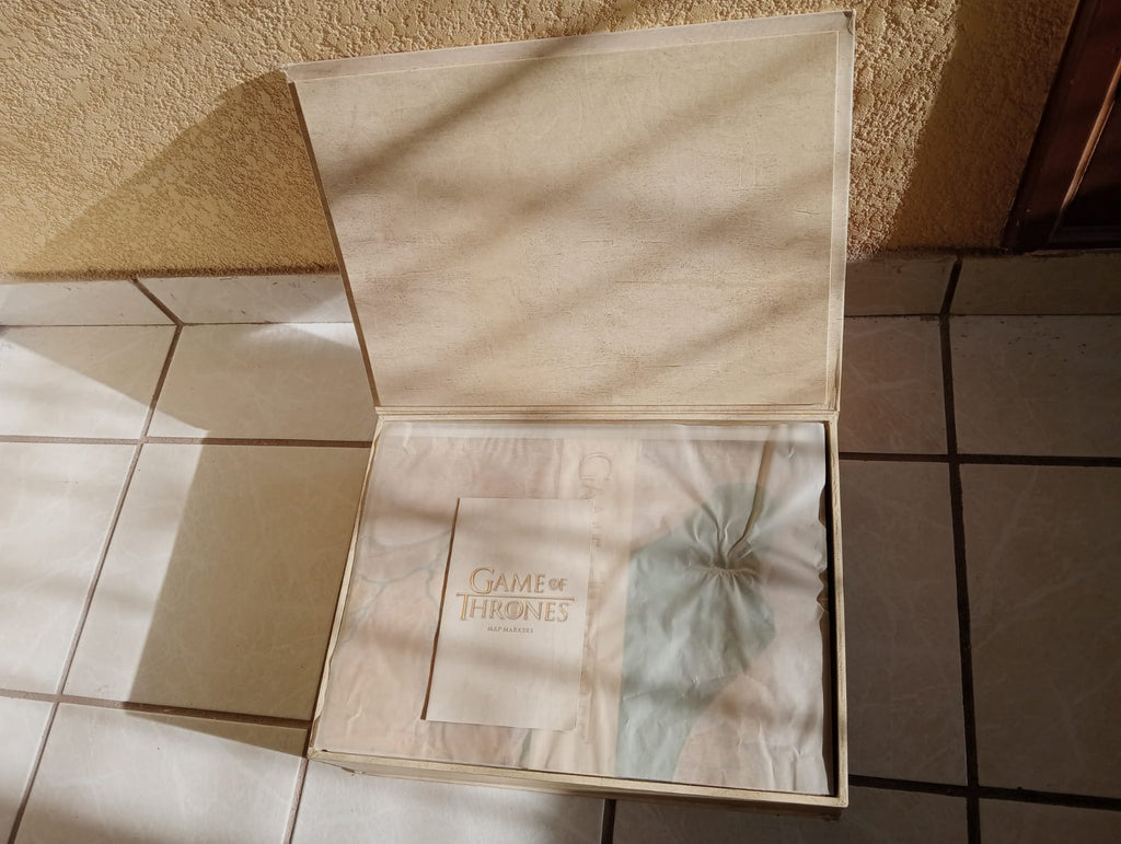 Dark Horse Deluxe Game of Thrones Mapa con Marcadores de Madera con Motivos de Las Casas (Caja con Detalles)