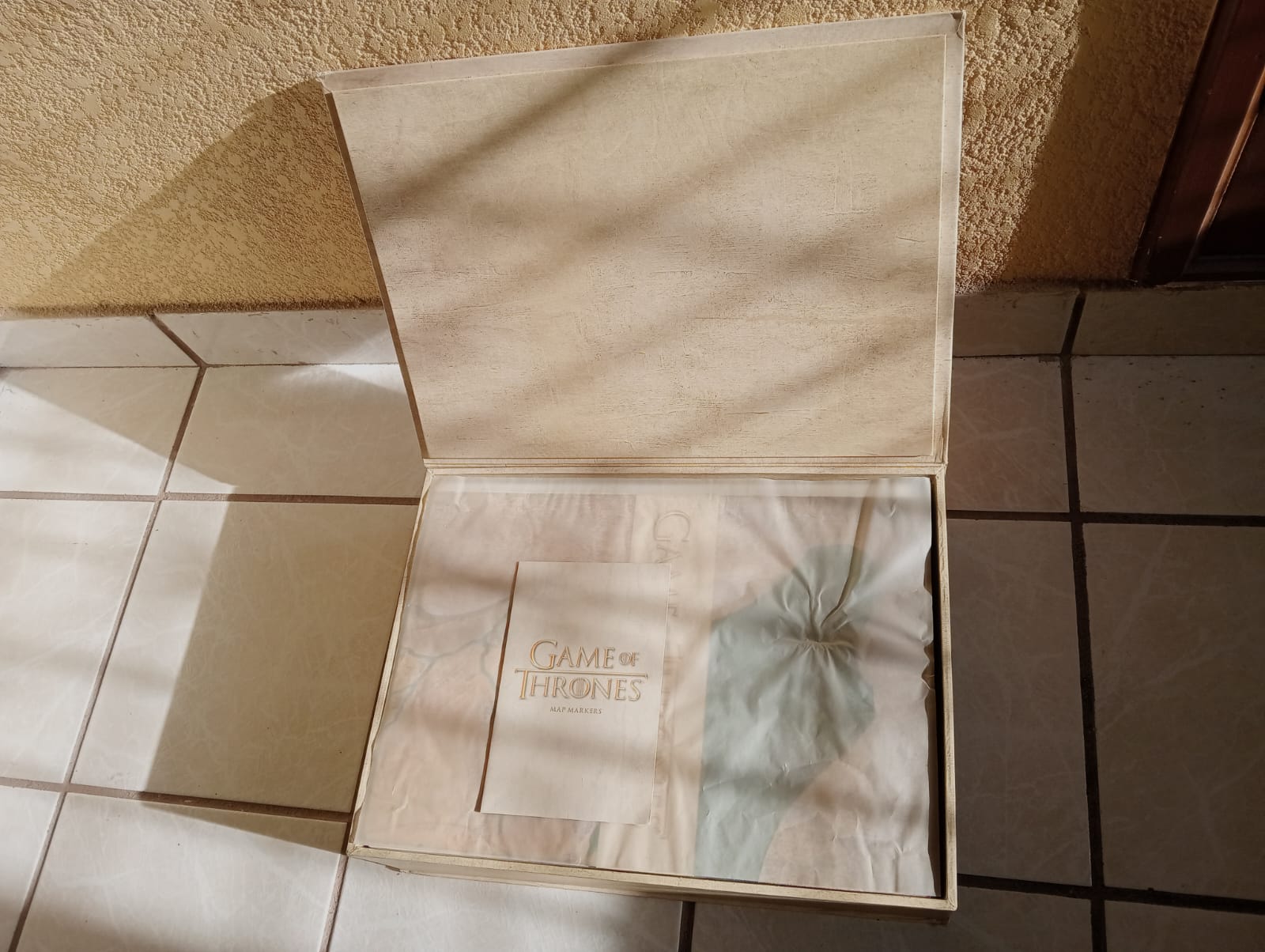 Dark Horse Deluxe Game of Thrones Mapa con Marcadores de Madera con Motivos de Las Casas (Caja con Detalles)