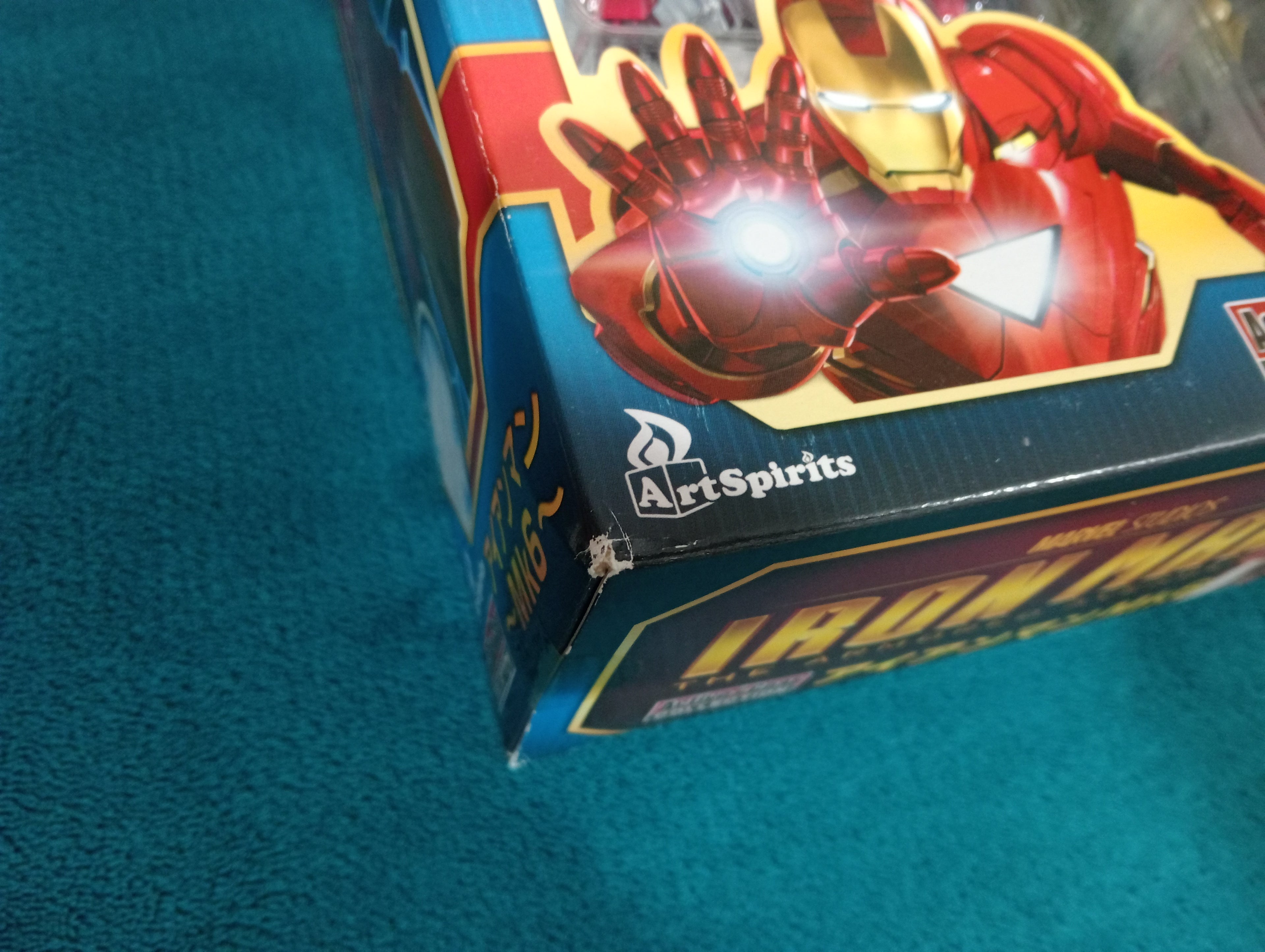 Caja original del Iron Man Mark VI con el logotipo de Art Spirits y licencia Marvel