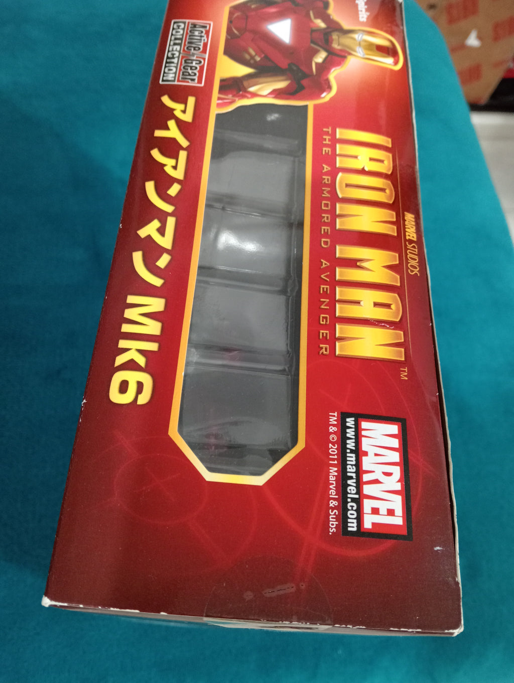 Costado de la caja original del Iron Man Mark VI con el logotipo Active Gear Collection