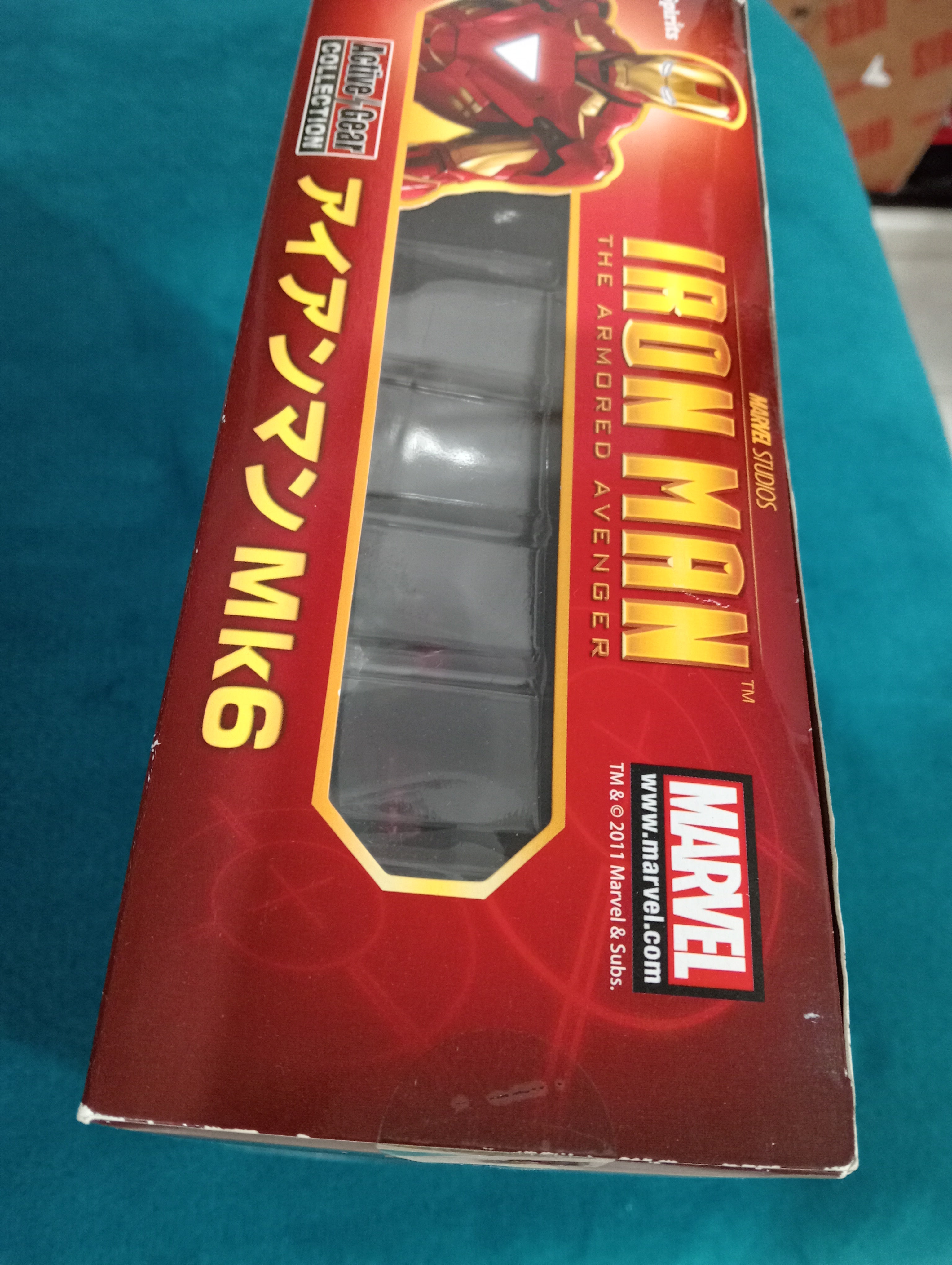 Costado de la caja original del Iron Man Mark VI con el logotipo Active Gear Collection